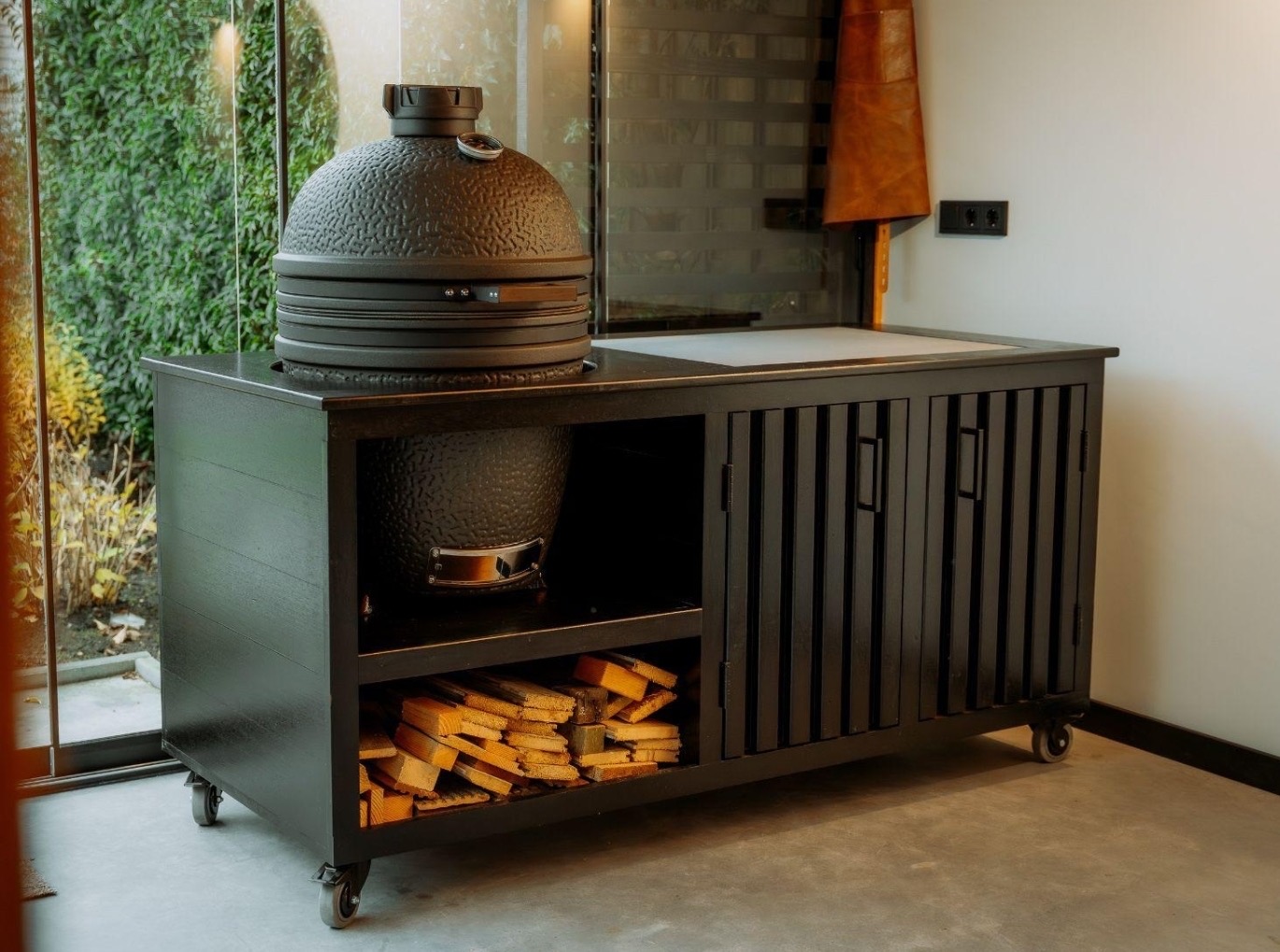 Maatwerk buitenkeuken van duurzaam hardhout